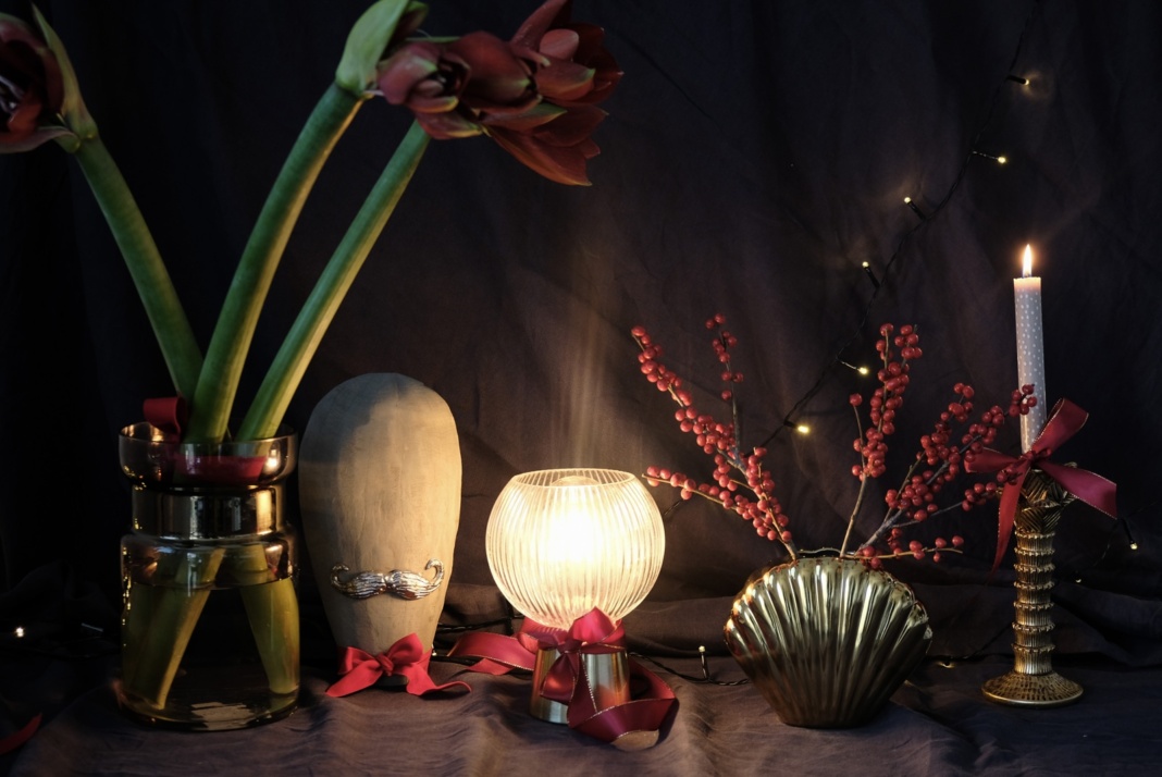 Vaza Monique, dekoracija Arvid, svjetiljka Laye, vaza Shell i dekoracija Palm tree; sve Prima