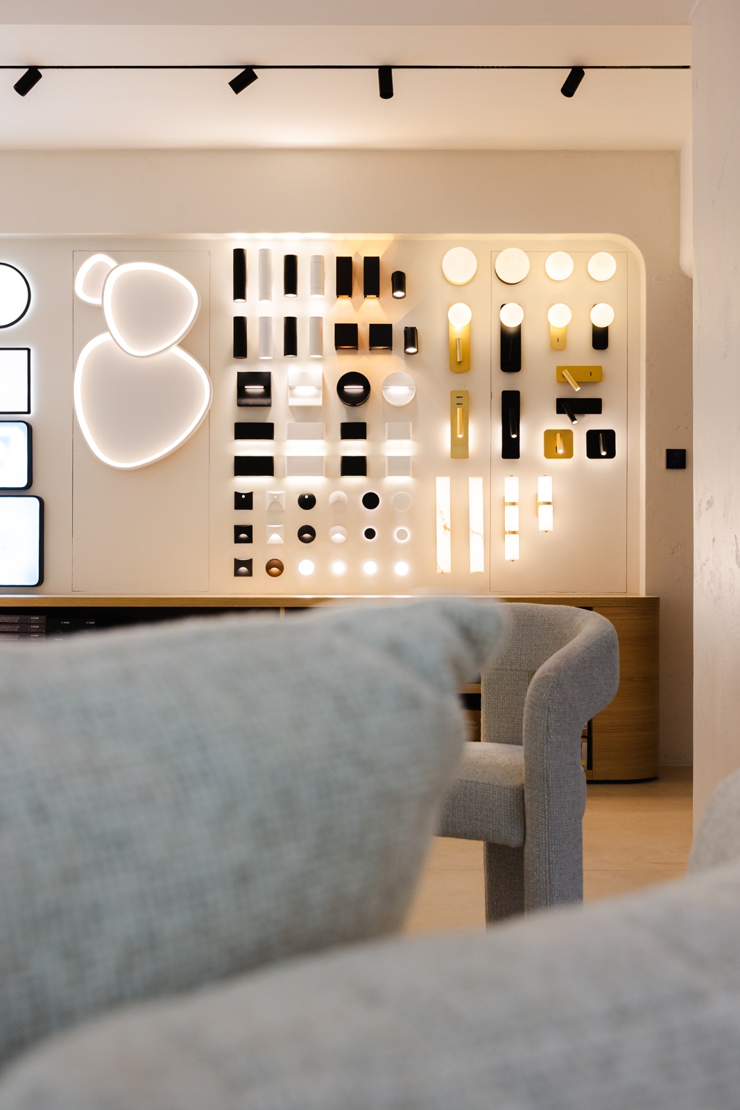 salon namještaja i rasvjete u soft minimal stilu