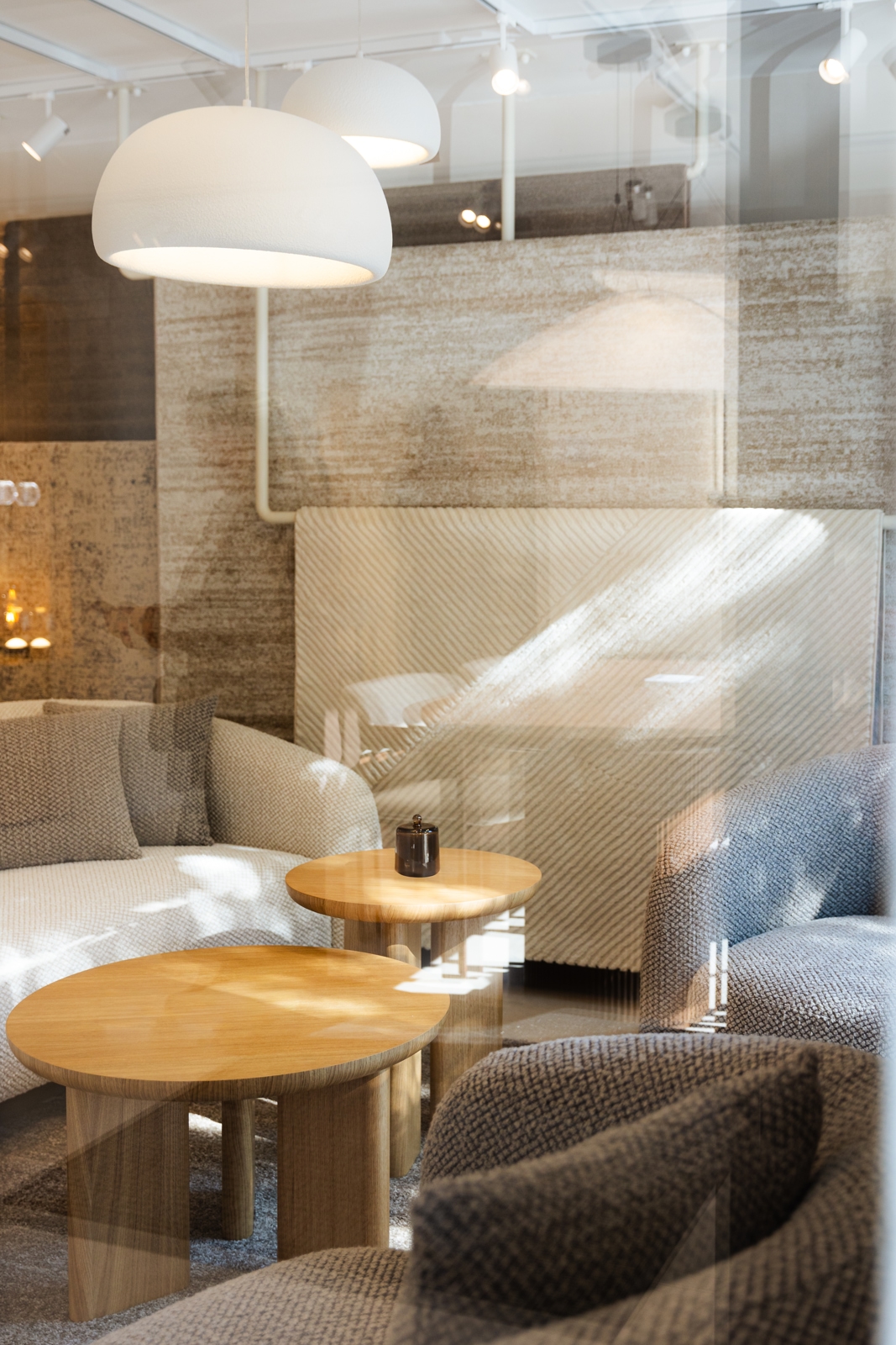 showroom s dupe namještajem u soft minimal stilu s bijelom sofom i trendi teksturama
