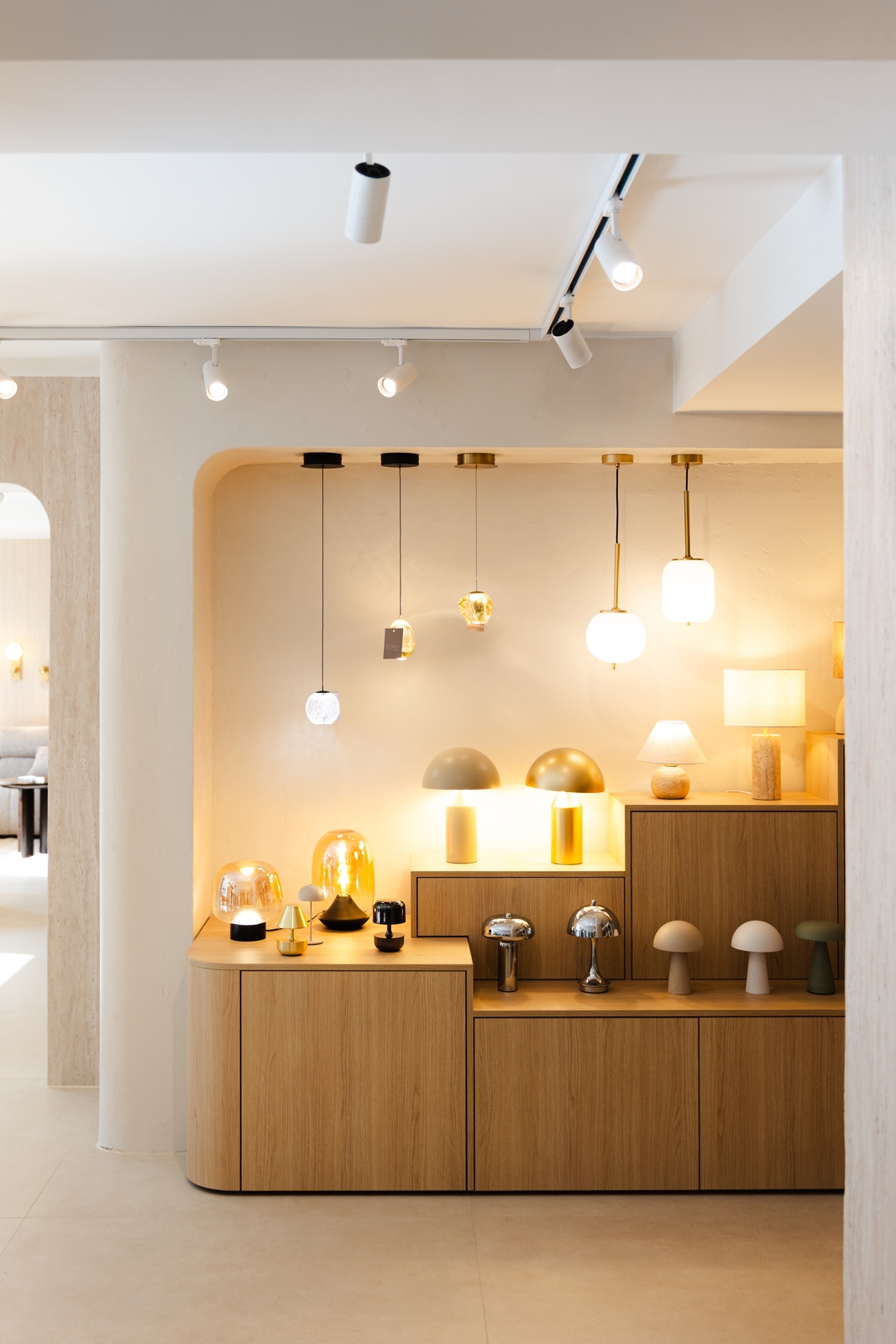 Dupe rasvjeta izložena u showroomu u soft minimal stilu na drvenoj zaobljenoj komodi