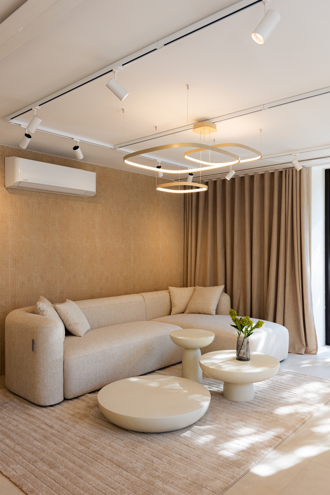 Bijela sofa trendi dizajna u showroomu Fero-Term s dupe trendi namještajem