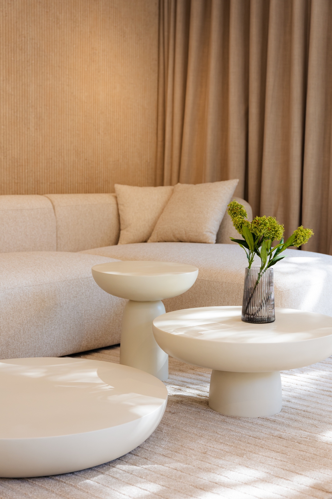 Bijela sofa trendi dizajna u showroomu Fero-Term s dupe trendi namještajem