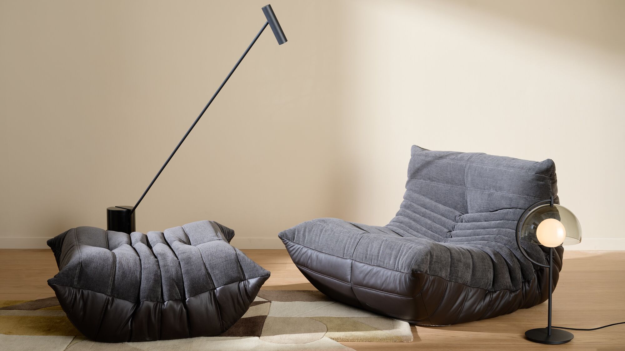 Togo sofa i tabure u antracit sivoj boji od Ligne Roset